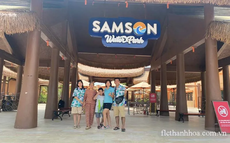 du khách checkin công viên nước